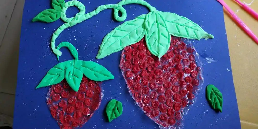 粮建小区幼儿园芽芽班有想法的泡泡纸小草莓