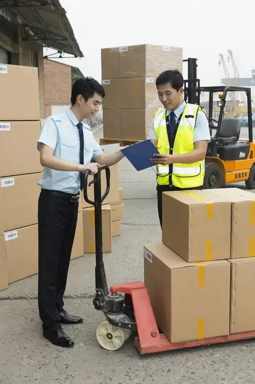物流仓库管理人员检查货物