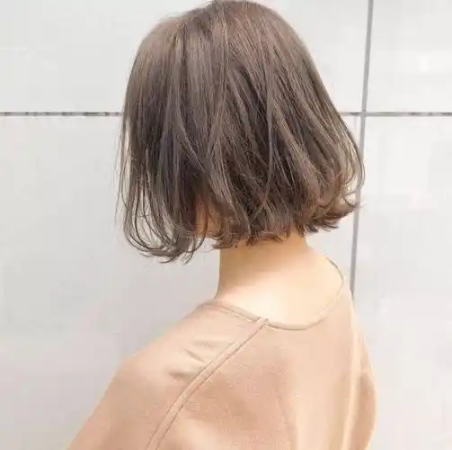 40岁最奇怪的减龄发型* * *波浪发型也是非常不错的选择!