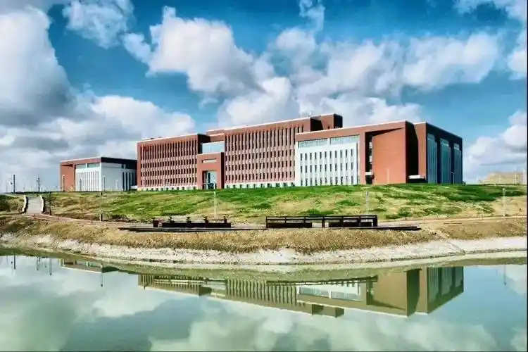 10月17日上午,新疆大学博达校区举办了新校园