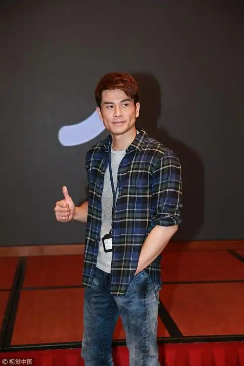 伍允龙与黑人兄弟"斗拳脚"大展男子力 王浩信穿金色棒球外套书生气_新