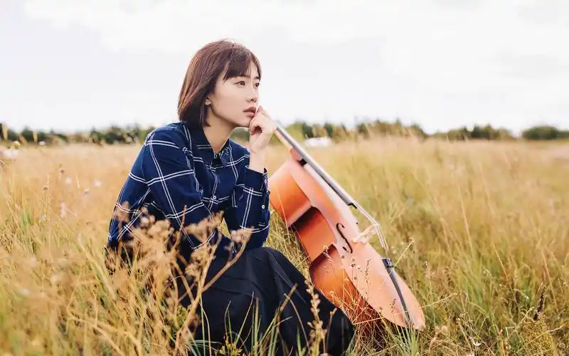 短发大提琴女孩唯美文艺写真图片桌面壁纸高清大图预览1920x1200_美女