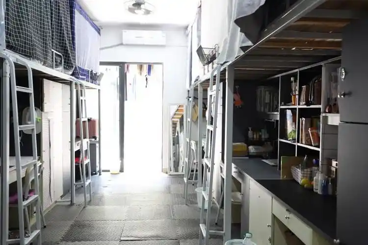 大学里,宿舍就是家,宿舍虽小但却温馨.