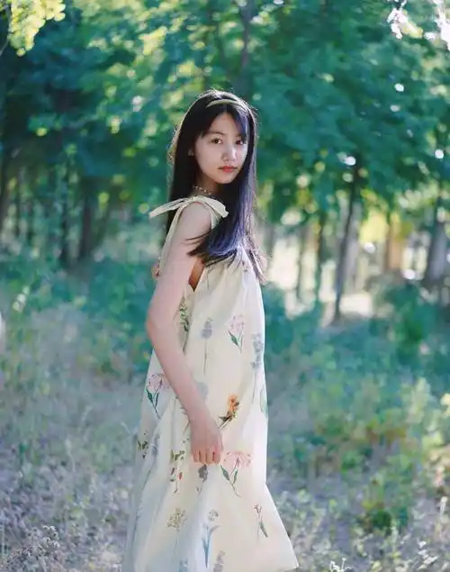 "小小龙女"张籽沐身穿花色露背长裙,彷如小仙女一般_夏天_写真_留言