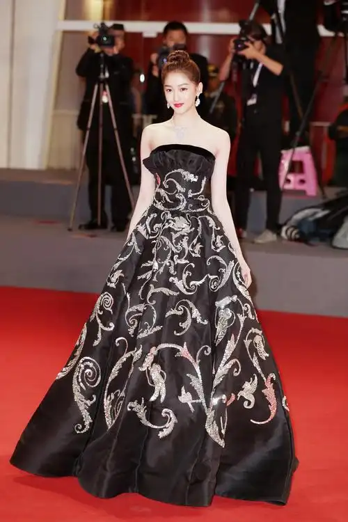 记者会上,关晓彤身穿黑色裤装礼服,长腿尽显干练洒脱.