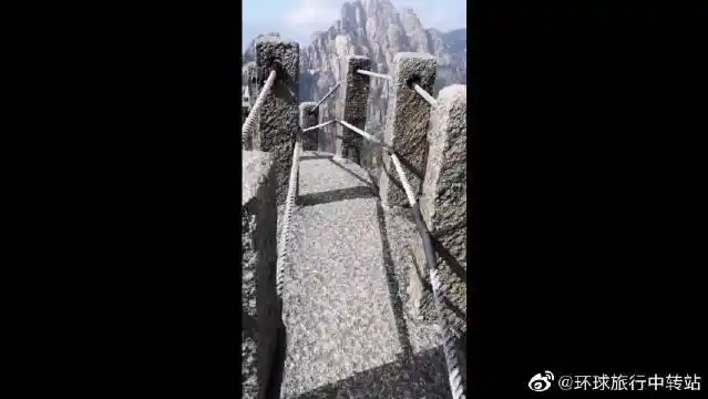 恐高的人勿入,隔着屏幕我都觉得害怕!黄山鲫鱼背!