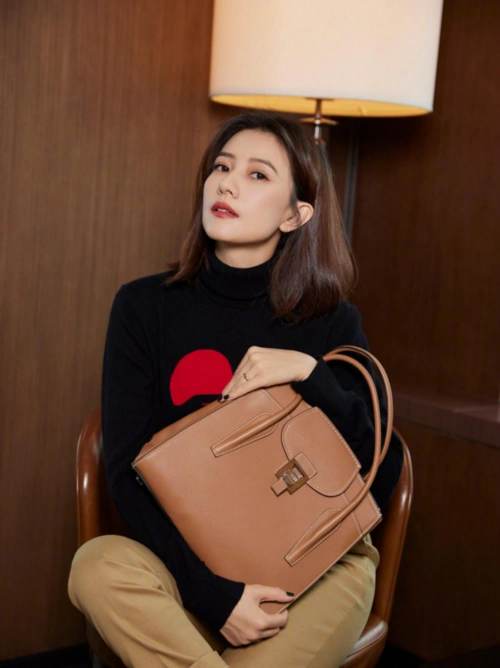 在服装设计的选择部分,则是需要比较精致的表达,看看最近高圆圆的穿搭