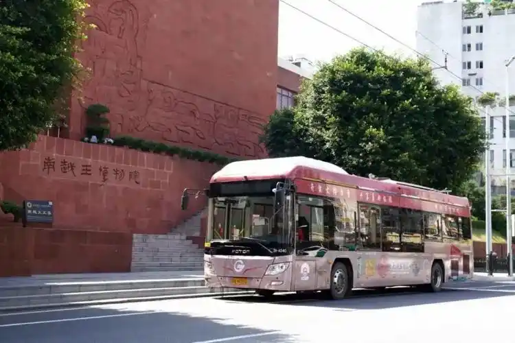 把博物馆搬到公交上是全城最亮的仔