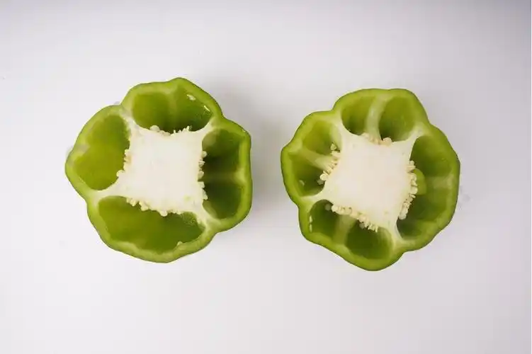 被切的青椒绿色清新背部内构蔬菜摄影