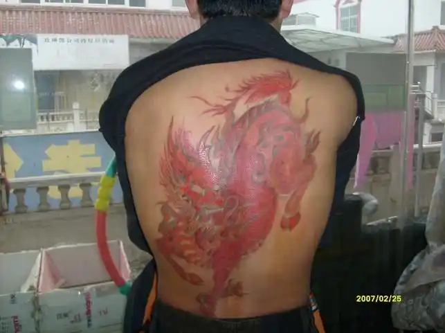 超霸气男生背后红麒麟纹身图案图片