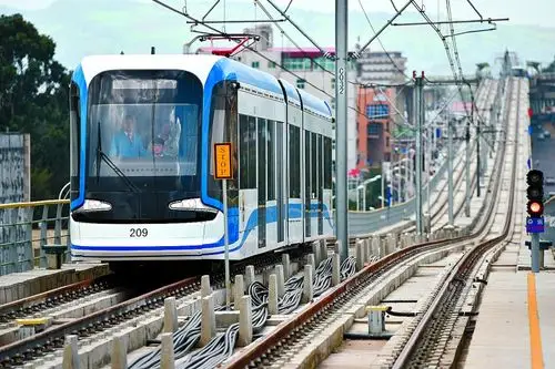 这是9月20日在埃塞俄比亚首都亚的斯亚贝巴拍摄的行驶中的轻轨列车.