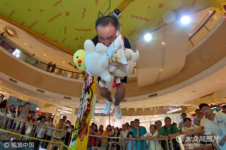 "真人抓娃娃机"亮相山东烟台