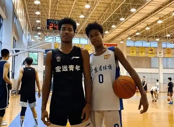 分别是周琦,任骏飞,胡明轩,张昊,张明池,张逸文,赵戌宏,威姆斯,沃特斯