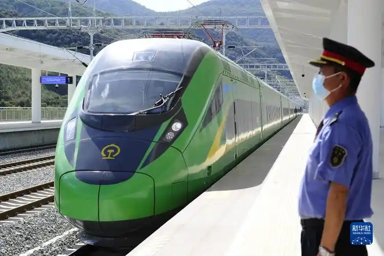 准备在中老铁路国内玉溪至磨憨段试运行的复兴号动车组列车停靠在化念