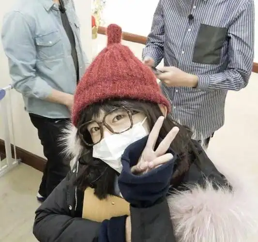 易烊千玺女装照曝光比剪刀手夸自己真俊