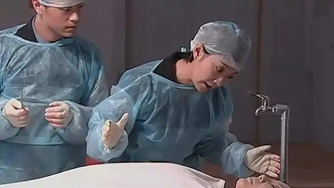 女法医:女法医验尸,发现死者的内脏被生生拽出来的,疼都疼死了-影视综