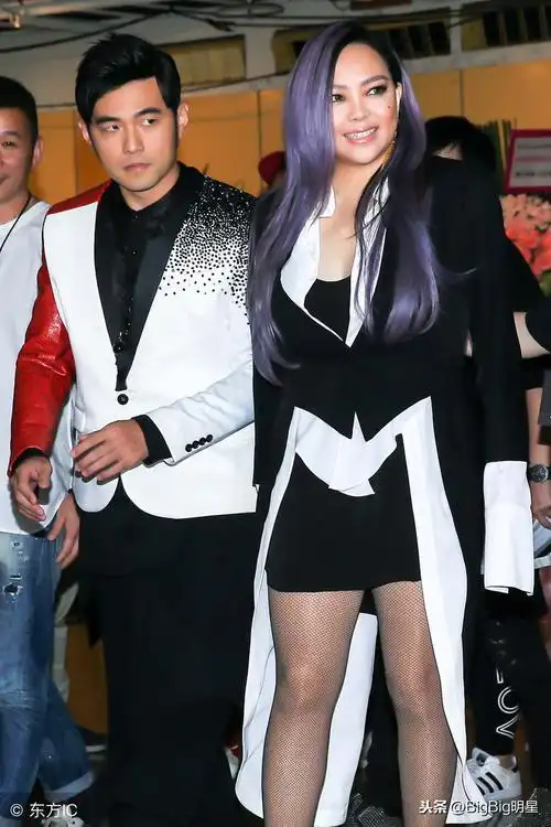 周杰伦与张惠妹合影 周杰伦太渺小了 网友:有点尴尬了