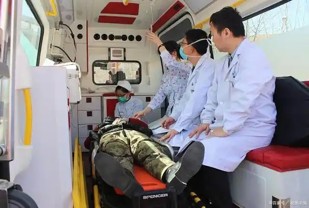 你见过凌晨的120吗5小时救护车内拍摄一个姑娘亲眼目睹的身亡