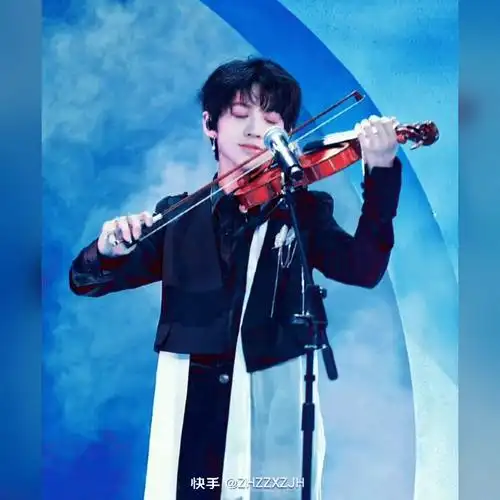 陈天润和李天泽长的真的很像,天泽弹钢琴的手拿起了剧本,天润你一定要