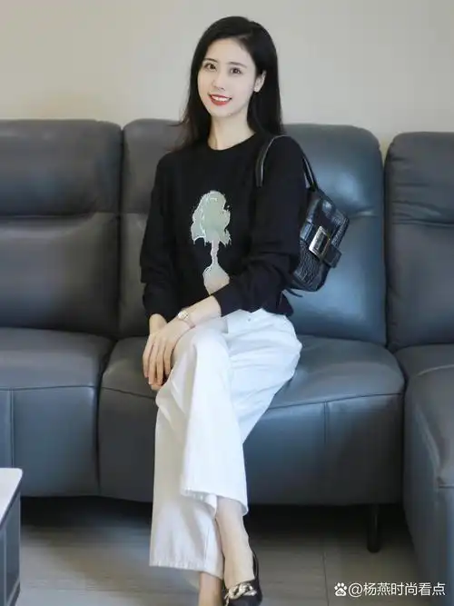 展露出她曼妙的身姿,搭配简约的白色裤子,黑白分明,尽显高级时尚感