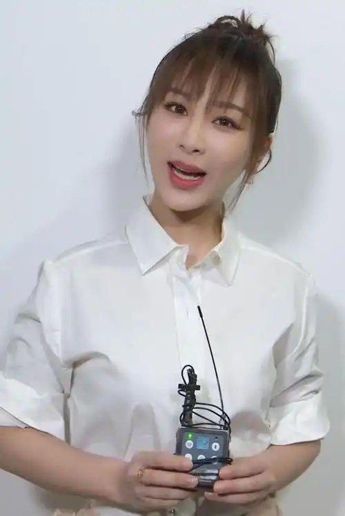 如今的杨紫已经不再像以前那样微胖了,感觉现在的她瘦下来不少,也变白