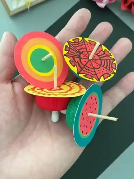 家里的瓶盖不要扔,和孩子做好玩的陀螺小手工# 亲子手工#秒懂创意的