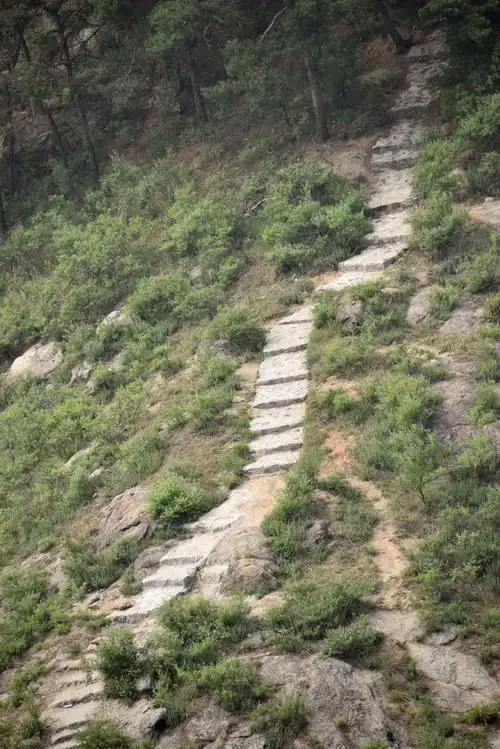崎岖登山路