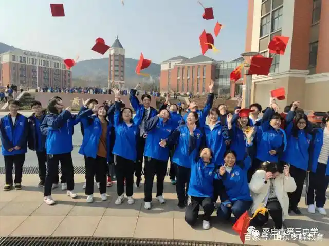 枣庄三中隆重举行高三成人仪式暨高考百日誓师大会