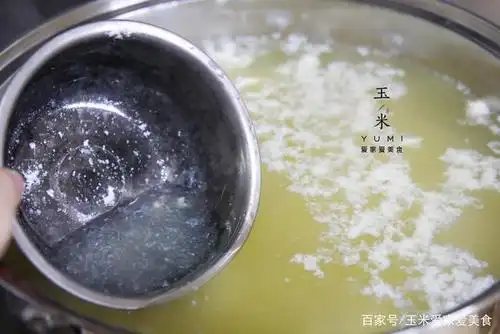 11,用漏勺压着豆花,舀出酸浆,豆花就做好了.