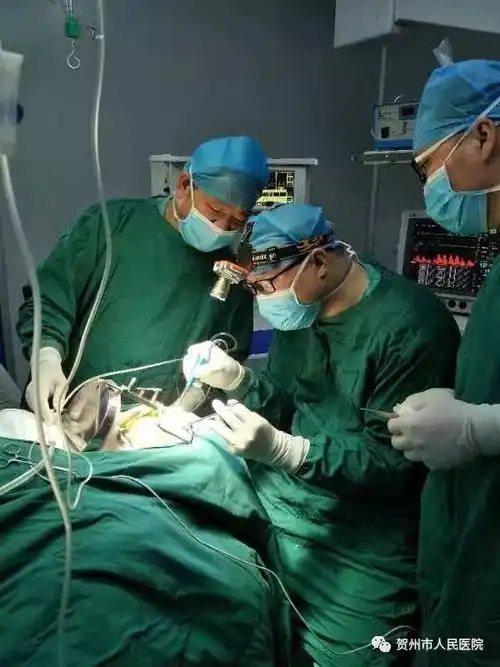 外科主任邓碧凡在富川瑶族自治县人民医院五官科开展了腮腺肿物切除术