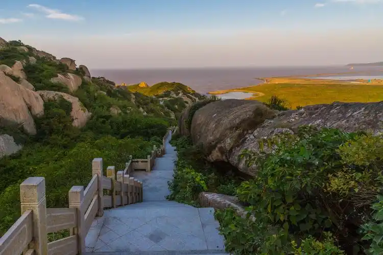 石龙像一条巨龙从山上向大海延伸上海洋山港