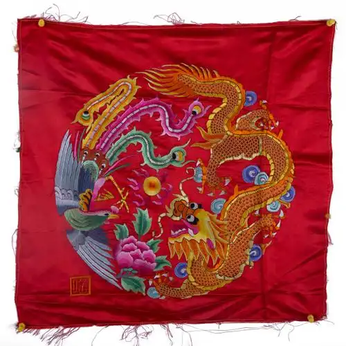 《龙凤呈祥》是国家级非物质文化遗产代表性传承人任本荣的汉绣作品