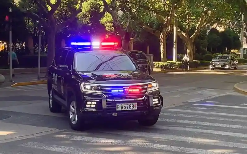 随拍警车上海徐汇特警荣威rx8code2巡逻