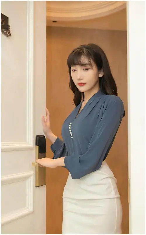 蓝灰色的衬衫搭配包臀裙将女性的优雅气质完美展现出来