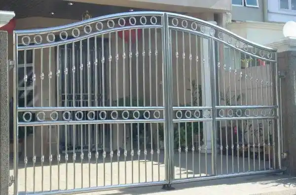 把住家大门换成白钢门,可以挡住对面邻居的镜子所带来的煞气.