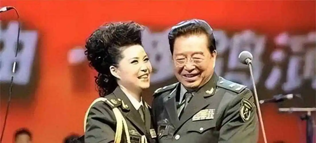 梦鸽年轻貌美,是李双江的学生,两人之间的年龄差距并没有成为阻碍