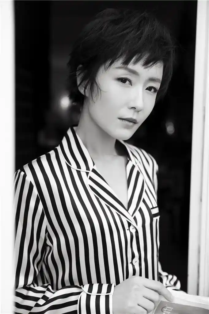 新浪娱乐讯 近日,青年演员丁洋曝光一组睡衣写真.