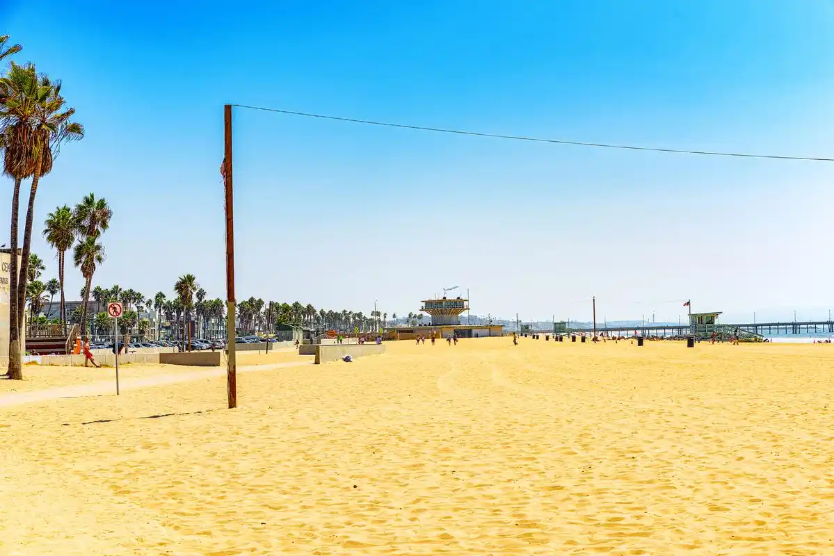 象山拥有多个美丽的沙滩景点,其中较为知名且值得一游的沙滩有以下几