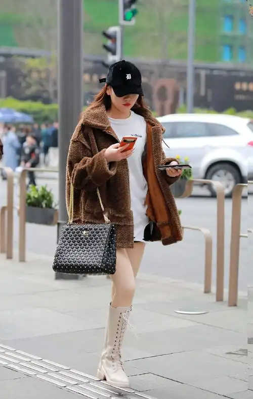 时尚区的小姐姐,穿白色短靴搭配打底裤,你会选择哪一款?