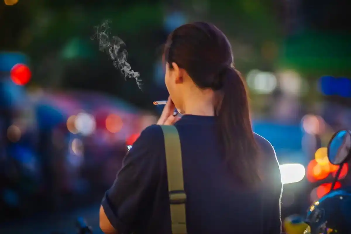 【街拍】秋叶如花29.街上时常可见女孩子抽烟,是压力大还是什 - 抖音