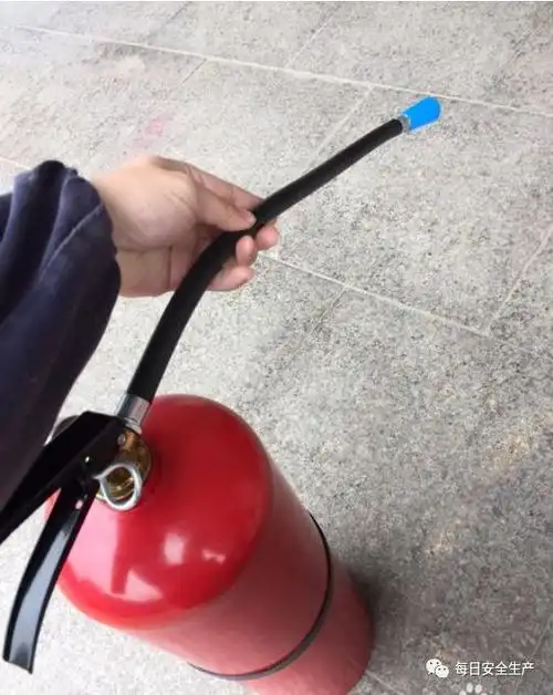 第五部:按压把手,喷射灭火剂