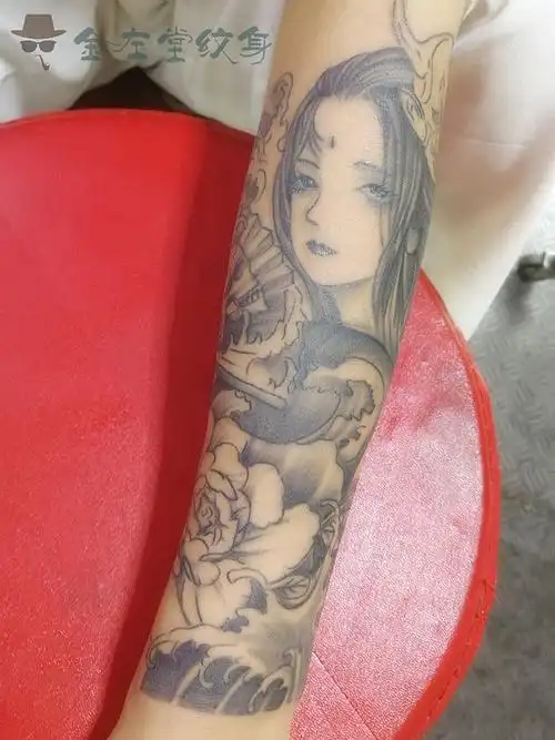 黑灰艺妓纹身半臂