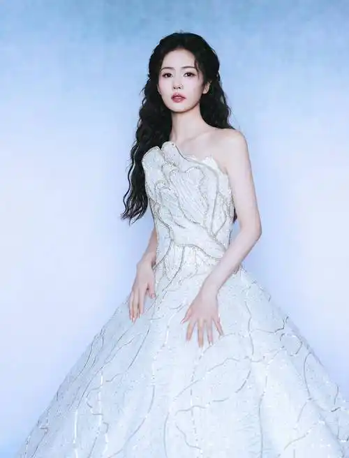 白鹿新造型曝光,公主风裙摆生花,美神降临_价值_都让人_才华