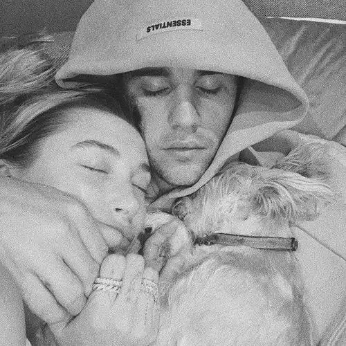 海莉烤饼干,贾斯汀·比伯边上说倒牙情话,这就是爱情的刚刚好