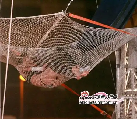 组图:女星长裤脱落惨露底裤过程(5)