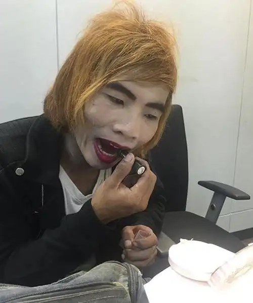 男子长得丑成网红,从开货车到奥迪大起大落