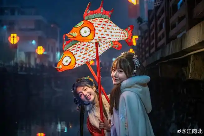 滩花戏水的非遗之光:安徽非遗鱼灯    夜幕缓缓降临,不远处亮起一道