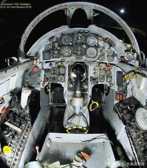 战斗机驾驶舱