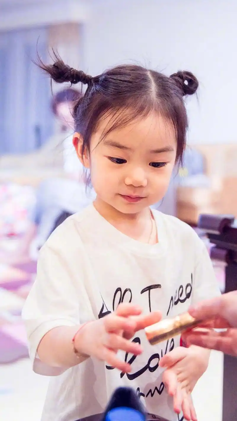 戚薇女儿lucky李乐祺超可爱壁纸,是个精灵古怪的女孩子啊!