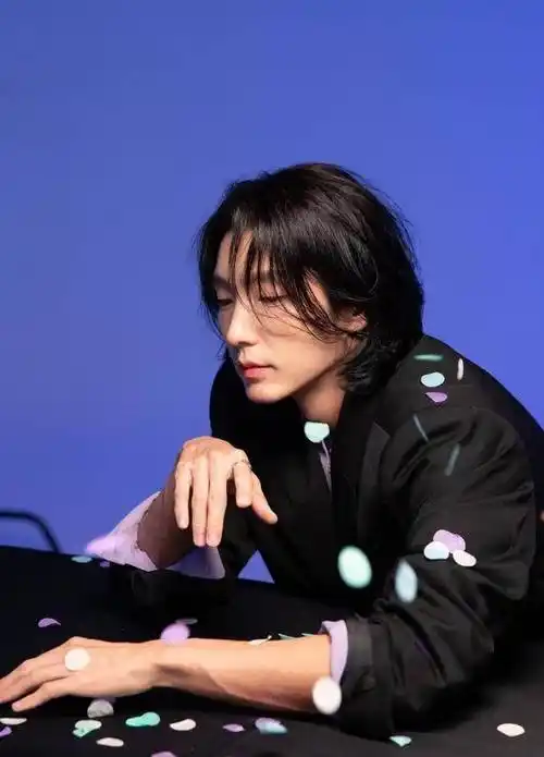 照片来自8181245521今年1月中旬,李准基出席由薛耿求,李